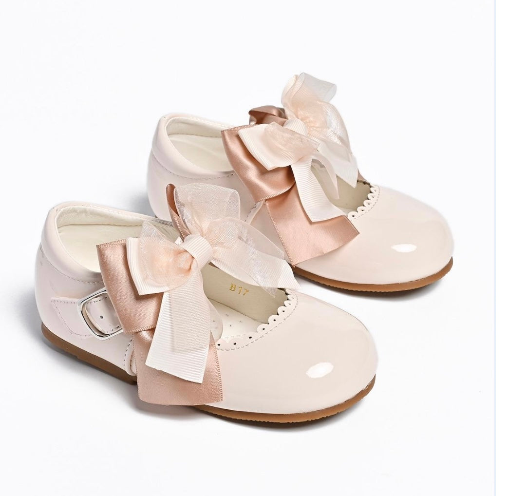 Cream bow shoes (b17)