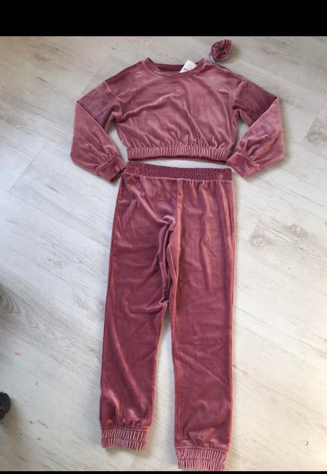 Velour set with scrunchie