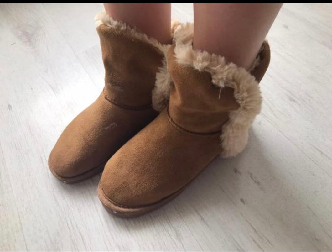 Tan boots (p)